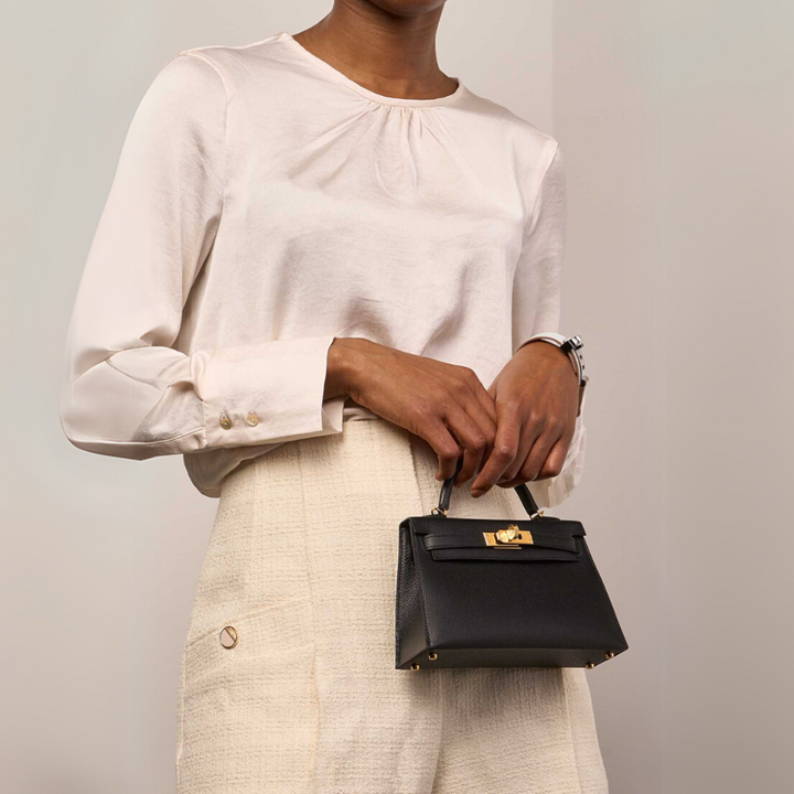 Amara | Bolso negro con detalles dorados