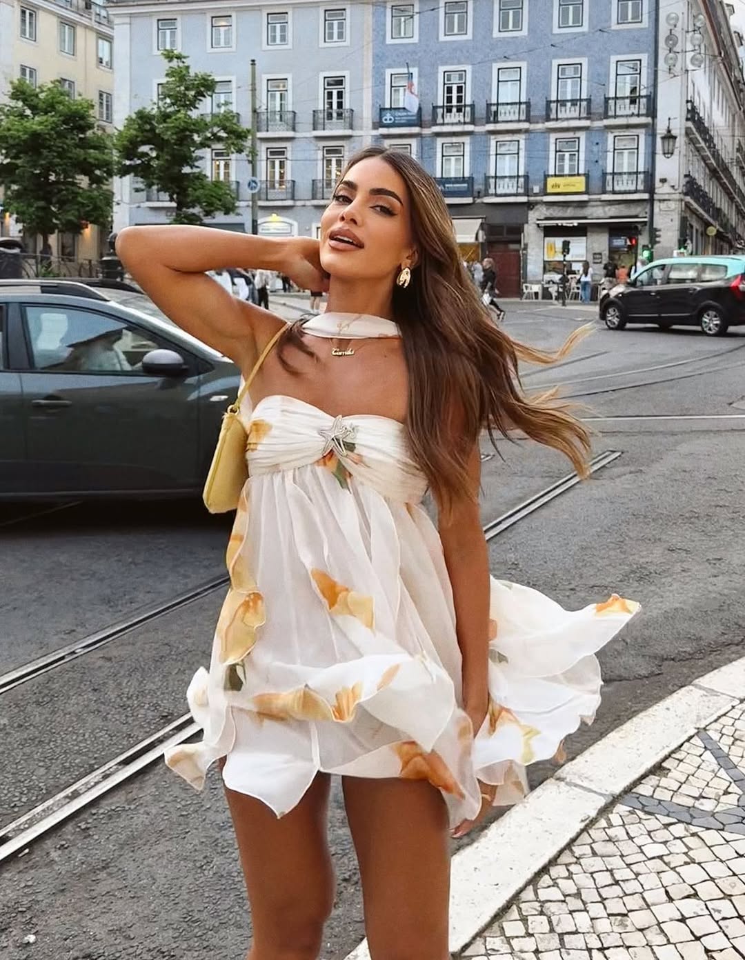 Isabel- Vestido Mini Estampado con Volantes y Cuello Halter