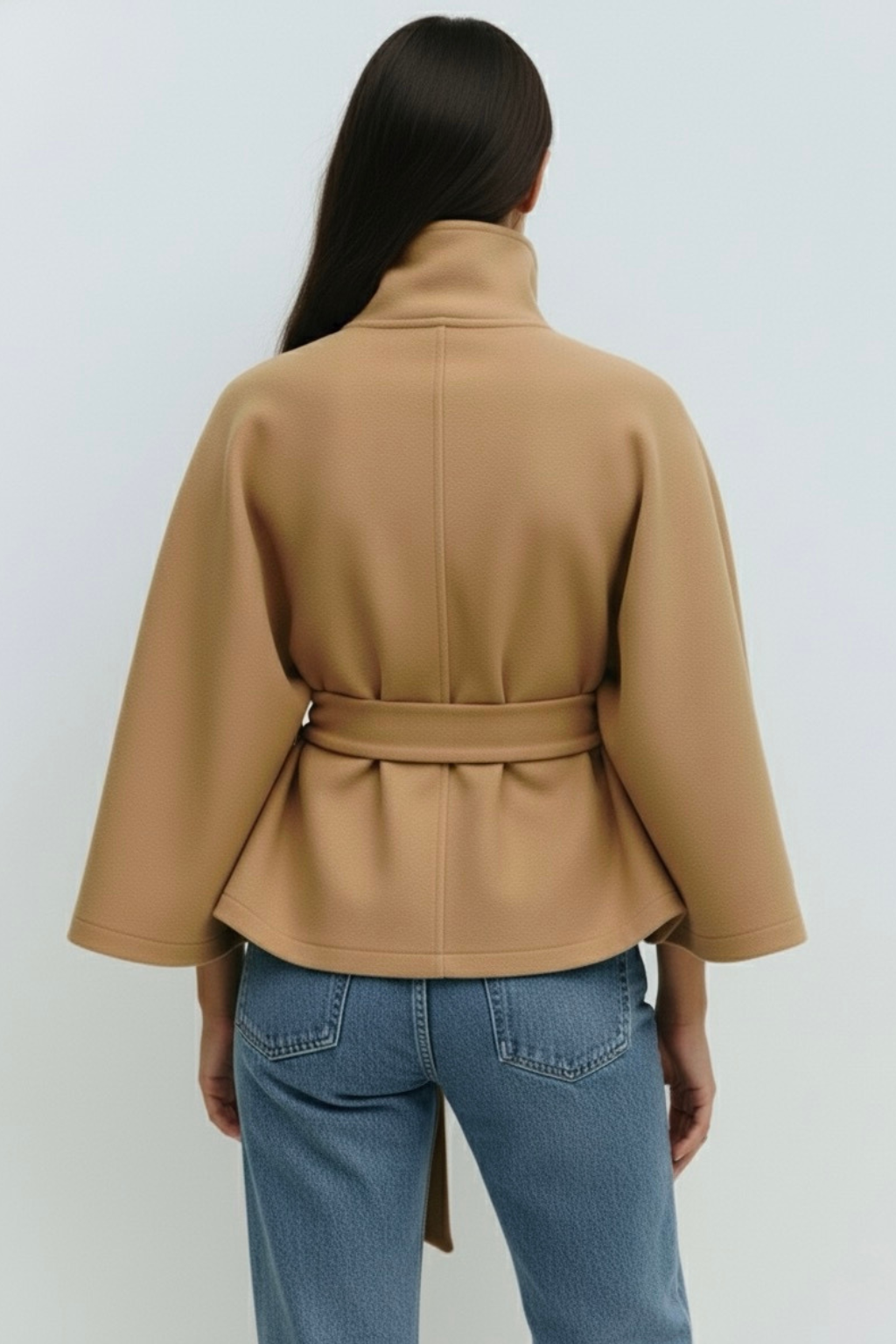 Chloe | Chaqueta Capa con Cinturón y Cuello Alto