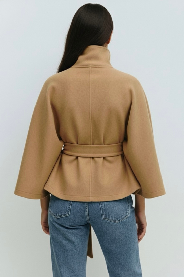Chloe | Chaqueta Capa con Cinturón y Cuello Alto