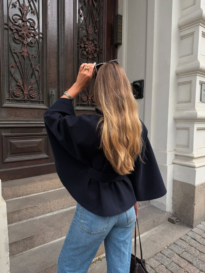 Chloe | Chaqueta Capa con Cinturón y Cuello Alto