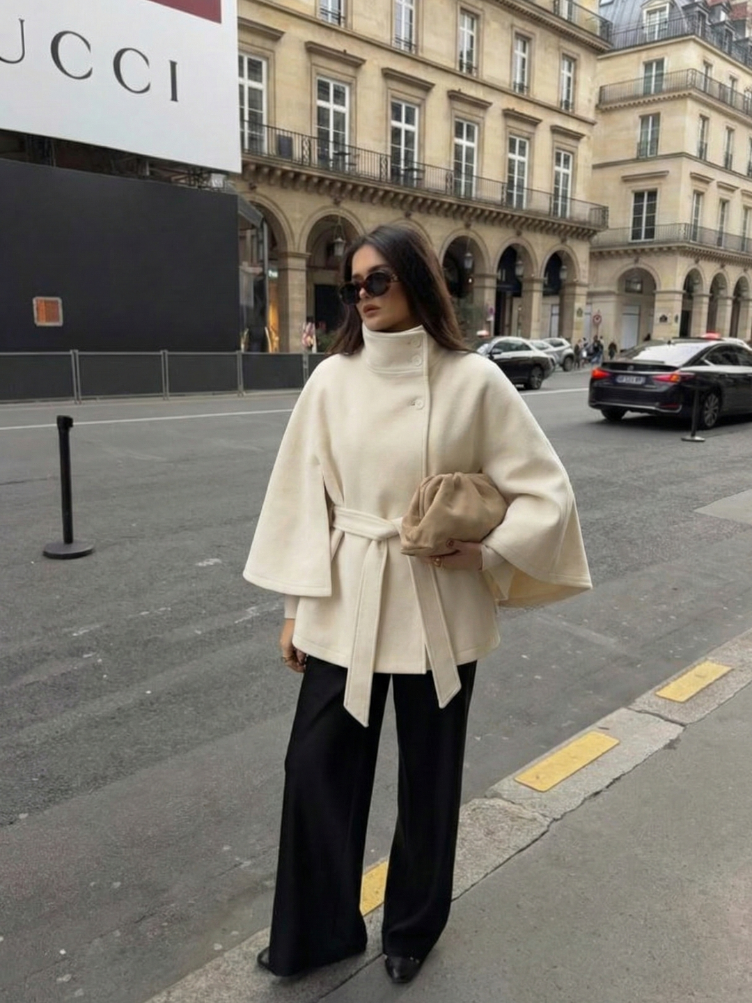 Chloe | Chaqueta Capa con Cinturón y Cuello Alto