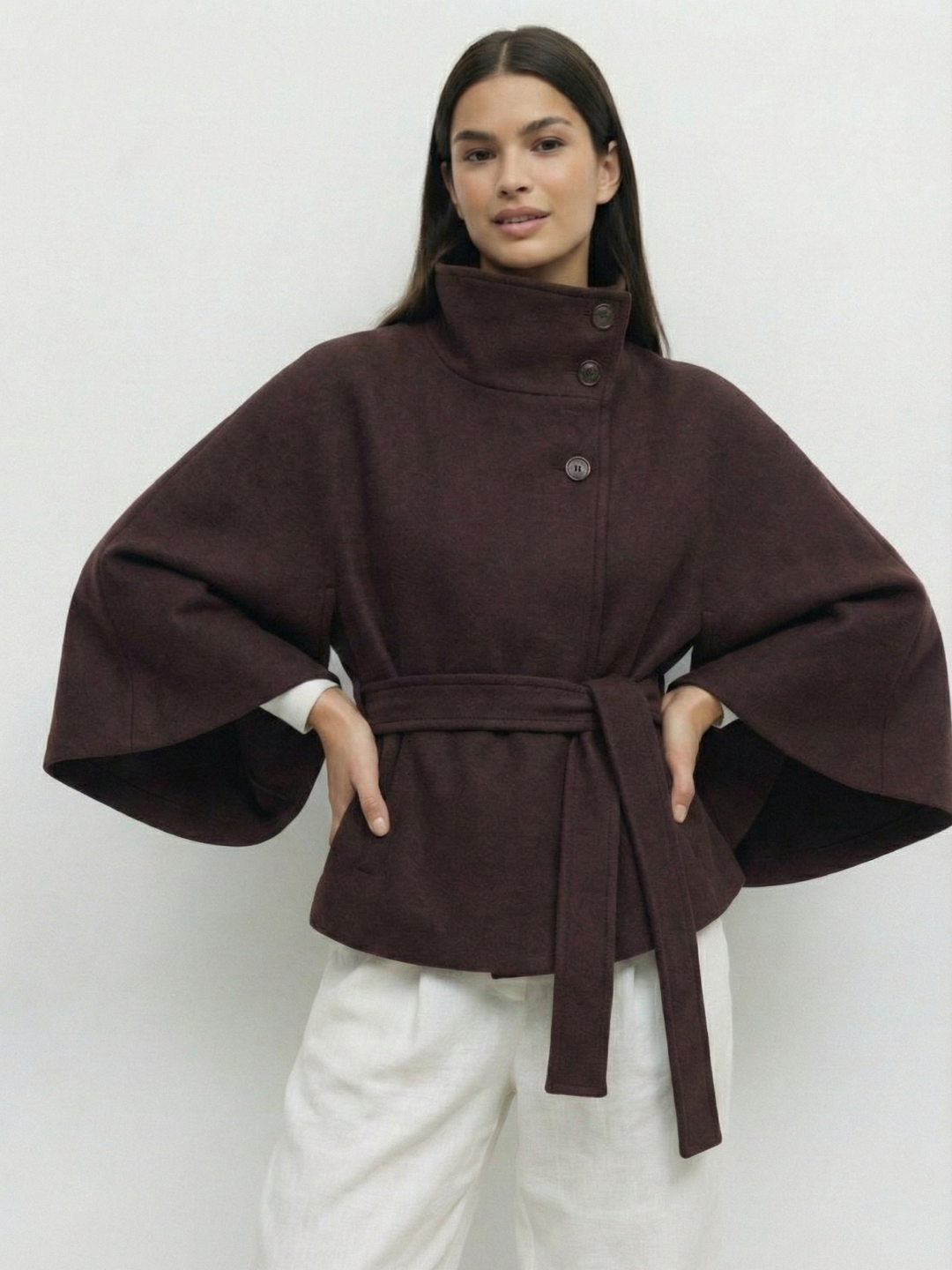 Chloe | Chaqueta Capa con Cinturón y Cuello Alto