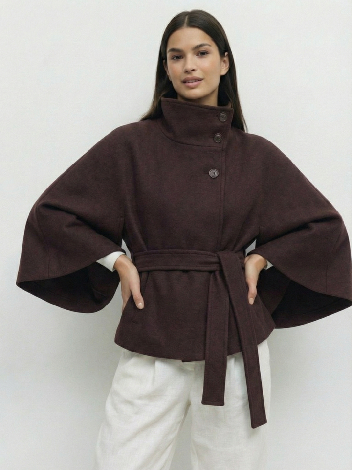 Chloe | Chaqueta Capa con Cinturón y Cuello Alto