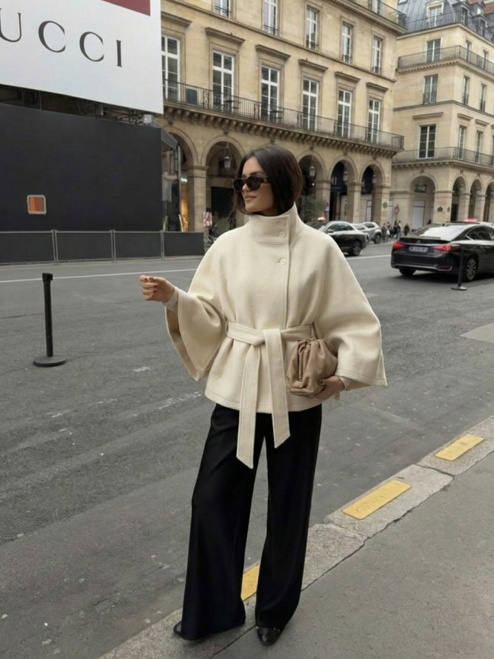 Chloe | Chaqueta Capa con Cinturón y Cuello Alto