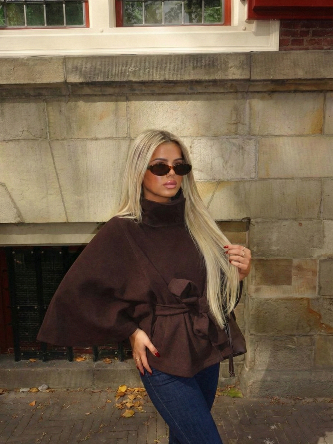 Chloe | Chaqueta Capa con Cinturón y Cuello Alto