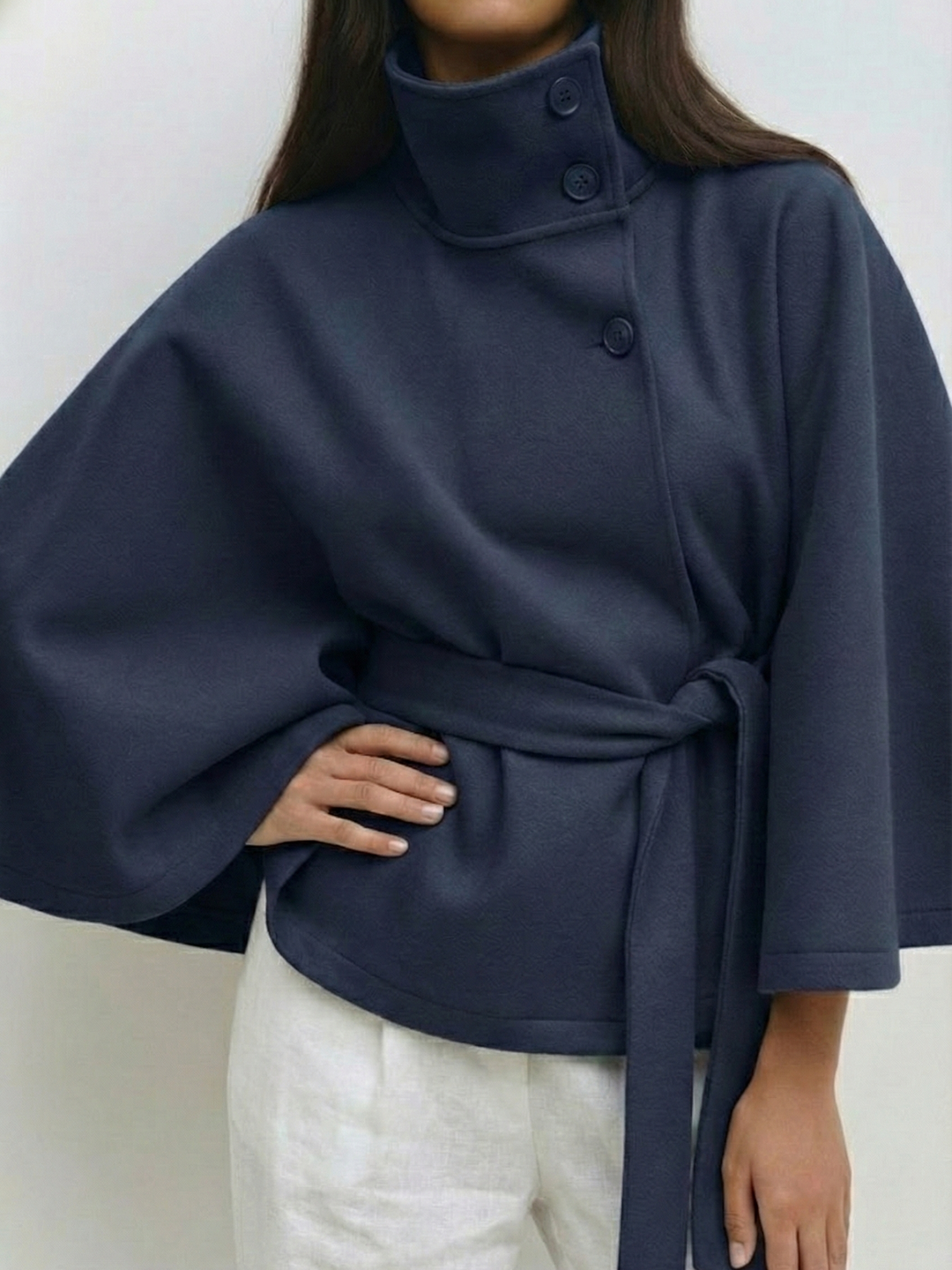 Chloe | Chaqueta Capa con Cinturón y Cuello Alto