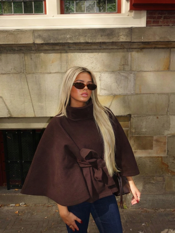 Chloe | Chaqueta Capa con Cinturón y Cuello Alto