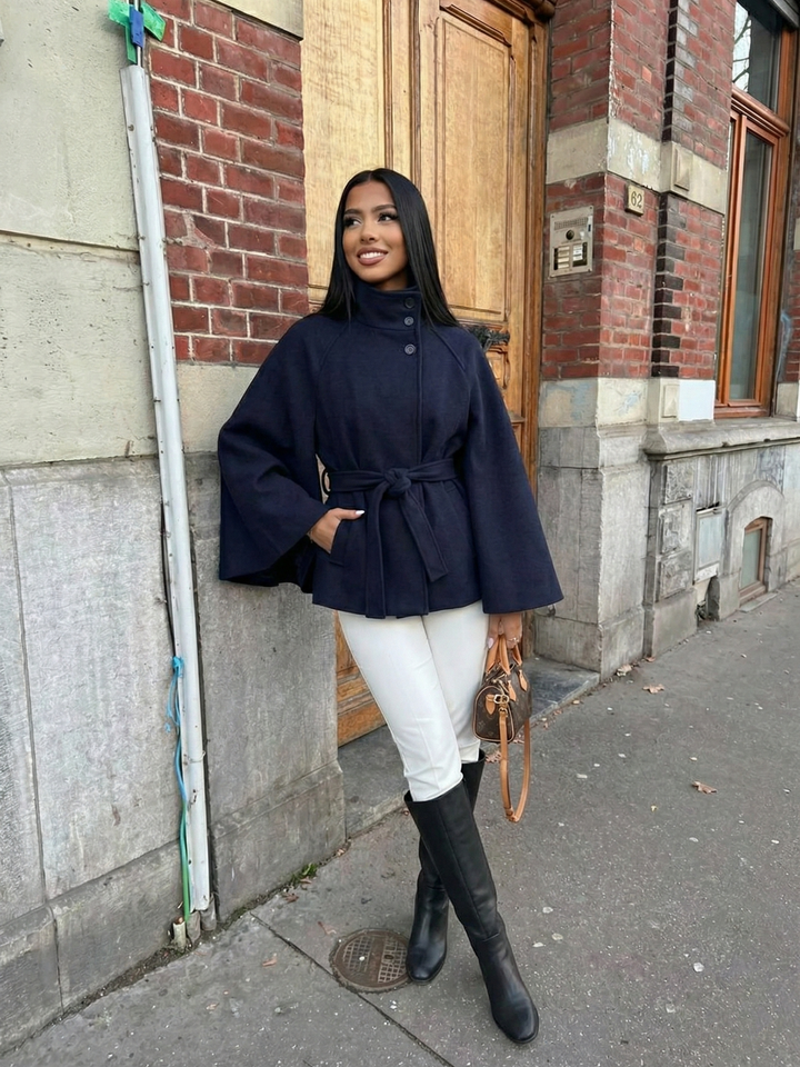 Chloe | Chaqueta Capa con Cinturón y Cuello Alto